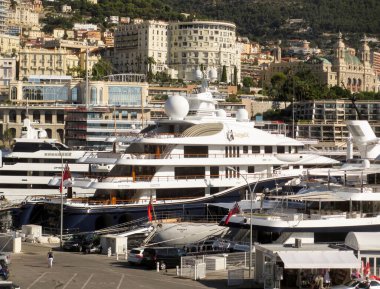 Monako, Avrupa - Ağustos 2013: Liman sahnesi Süper Yat 