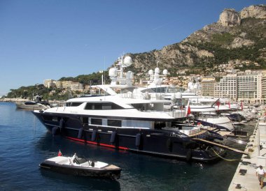 Monako, Avrupa - Ağustos 2013: Lüks motorlu yatlar marinaya demirledi