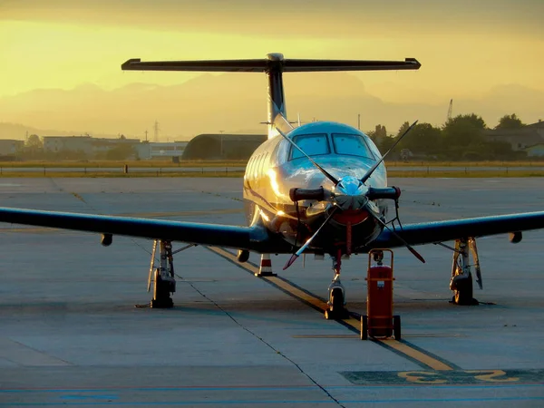 意大利维罗纳 2017年5月20日 私人涡轮螺旋桨飞机Pilatus 47E 注册号为M Aman 日落时分停在机场停机坪上等待乘客 — 图库照片