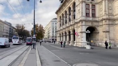 Viyana, Avusturya Kasım 2019: Viyana Devlet Operası veya Wiener Staatsoper 'ın önünden geçen elektrikli tramvaylar.