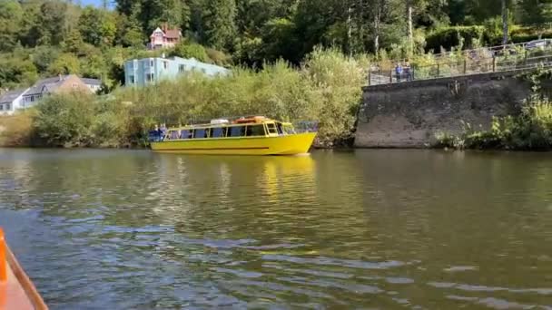 英国怀伊河 River Wye England 2020年9月 带游客沿怀伊河航行的河流游轮 从左到右 — 图库视频影像