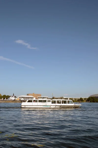 Cardiff Bay Wales Augusti 2017 Liten Passagerarfärja Passerar Bukten — Stockfoto