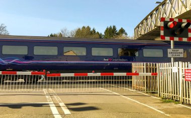 Llantrisant, Cardiff, Galler yakınlarında - Nisan 2018: Coedcae Lane, Pontyclun 'daki otomatik bariyerlerle sınırı geçen ilk Büyük Batı şehirler arası tren