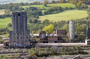 Pontypridd, Galler - Eylül 2020: Beddau 'daki eski Cwm Kola fabrikasının binaları Pontypridd yakınlarında yıkıldı