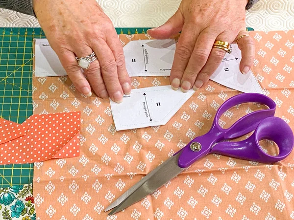 Patrones Posicionamiento Persona Antes Cortar Tela Impresa — Foto de Stock