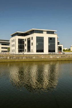 Swansea, WALES - SA1 yenilenme gelişimi Swansea 'deki Tawe Nehri' nin yanında