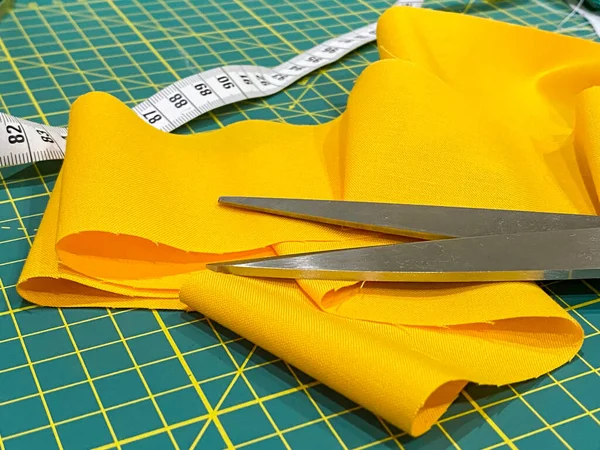 Tijeras Confección Cinta Métrica Tela Amarilla Tablero Trabajo Con Marcas — Foto de Stock