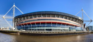 Cardiff, Wales - Kasım 2020: Principality Stadyumu panoramik manzarası. Önde Şekerleme Nehri var..