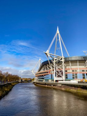 Cardiff, Wales - Kasım 2020: Cardiff şehir merkezindeki Principality Stadyumu 'nun geniş açılı görüntüsü. Önde Şekerleme Nehri var..