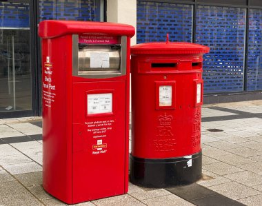 Cardiff, Wales - Kasım 2020: Geleneksel posta kutusu ve Cardiff şehir merkezinde bir sokakta yeni bir paket bırakma noktası