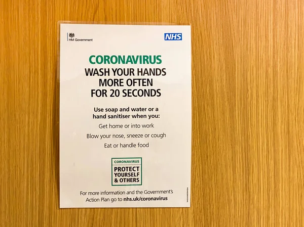 Cardiff, Wales - Kasım 2020: Bir mağazanın tuvaletinde Covid-19 'un yayılmasına engel olmak için ellerini yıkamaları gerektiğini hatırlatan bir poster