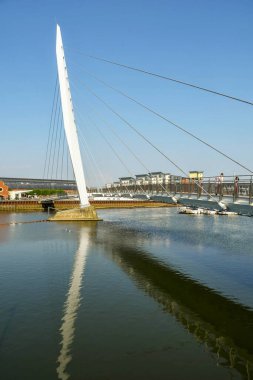 Swansea, WALES - Temmuz 2018 Swansea 'deki Tawe Nehri üzerindeki Yelken Köprüsü