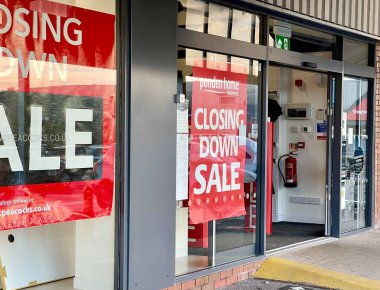 Pontypridd, Galler - Kasım 2020: Bir Peacocks barnch 'a giriş, kapanıyor. Zincirin sahibi Ediburgh Woollen Mill.