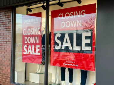 Pontypridd, Wales - Kasım 2020: Ponden Home Interiors ve Peacocks 'un kapanmakta olan bir teknesine giriş. Zincirin sahibi Ediburgh Woollen Mill.