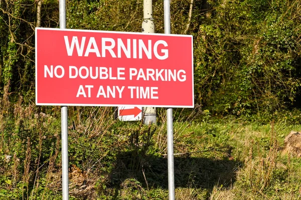 在住宅区的泊车位张贴警告标志 — 图库照片