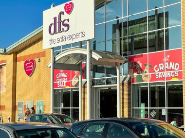 Llantrisant, Wales - Aralık 2020: Şehir dışındaki bir perakende parkında DFS mobilya mağazalarının ön tarafındaki bir şubenin girişi,.