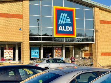 Llantrisant, Wales - Aralık 2020: ALDI 'nin ön tarafında arabaların park ettiği bir şubenin girişinin ön tarafı.