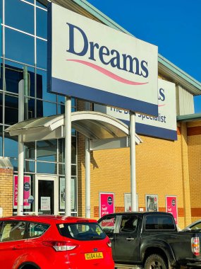 Llantrisant, Wales - Aralık 2020: Rüya Mağazaları zincirinin ön tarafındaki bir şubenin girişi, önünde arabalar park edilmiş.
