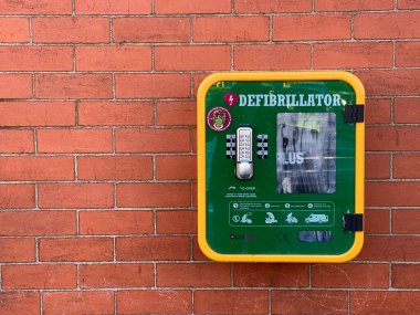Pontypridd, Galler - Aralık 2020: Bir sosyal merkezin duvarına bağlı acil durum defibrilatörü.