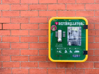 Pontypridd, Galler - Aralık 2020: Bir sosyal merkezin duvarına bağlı acil durum defibrilatörü.