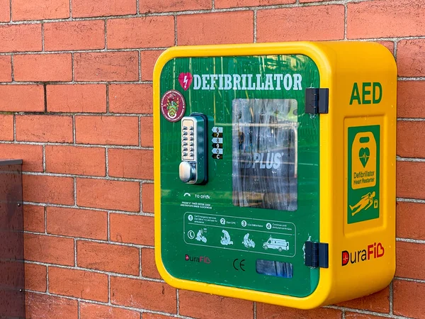 Pontypridd Wales December 2020 Nooddefibrillator Een Aan Muur Van Een — Stockfoto