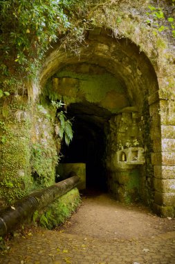 Madeira, Portekiz - Eylül 2017: Levada üzerindeki 800 metre uzunluğundaki Rabacal tünelinin girişi 25 Fountains ve Risco şelalelerine (