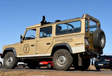 Madeira, Portekiz - Ekim 2017: 4x4 Land Rover kamyonu, adanın etrafında turistleri gezdirmekte kullanılan araçların tipik bir örneği.