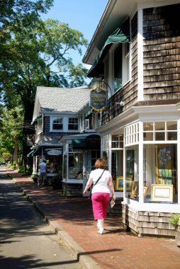 Niagara Gölü, Ontario, Kanada - Mart 2017: Ana caddede dükkanların önünden geçen kişi