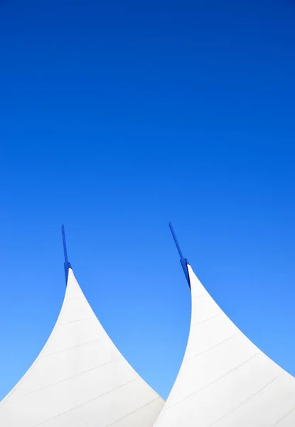 Toit Géométrique Bâtiment Contre Ciel Bleu Pas Gens Espace Copie — Photo