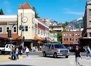 Ketchikan, Alaska, ABD - Ağustos 2012: Minivan, yolcu gemisi limanı yakınlarındaki şehir merkezinde bir kavşakta dönüyor