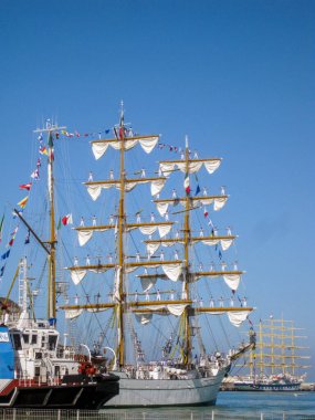 Livorno, İtalya - Eylül 2011: Şehrin limanından ayrılan uzun bir yelkenli gemisinin direklerinde yer alan deniz harp okulu öğrencilerinin manzarası