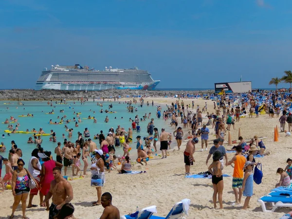 Grand Stirrup Cay Bahamas Abril 2017 Playa Llena Turistas Desde — Foto de Stock