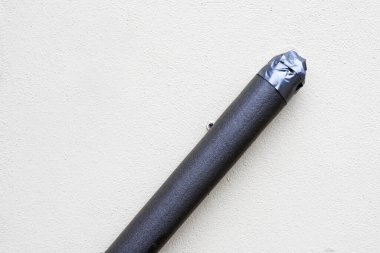 Su borusu kışın donmuş boruları önlemek için köpük yalıtımı ile gecikmiş. Kimse yok..