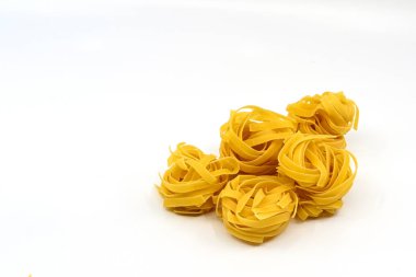 Geçmişteki kurutulmuş tagliatelle yuvaları. İnsan yok. Boşluğu kopyala.