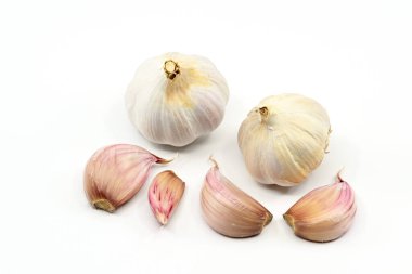 Sade beyaz arka planda karanfil ve taze sarımsak soğanları veya 