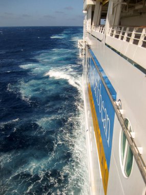 Akdeniz - Eylül 2011: Denizlerin Bağımsızlığı adlı yolcu gemisinin arka planda su ile yan görüntüsü