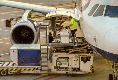 Prag, Çek Cumhuriyeti - Ağustos 2018: British Airways Airbus A320 jetinin ön yük ambarına yüklenen hava yük paleti.