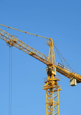 Prag, Çek Cumhuriyeti - Temmuz 2018: Derin mavi gökyüzüne karşı kule vinci. 