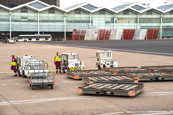 英国伯明翰 2018年9月 在伯明翰国际机场的停机坪上停放小型拖拉机和空的航空货运托盘卡车 — 图库照片