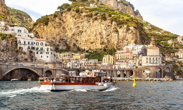 Amalfi Coast Itálie Srpen 2019 Plná Loď Turistů Křižujících Podél — Stock fotografie