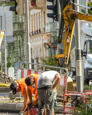 PRAG, CZECH Cumhuriyet - Ağustos 2018: Prag 'da bir yol kazan inşaat işçileri.