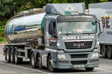 STRENSHAM, ENGLAND - SEPTEMBER 2018: Adams & Green tarafından işletilen tanker M5 ile Strensham 'daki otoyol servis istasyonunda durdu