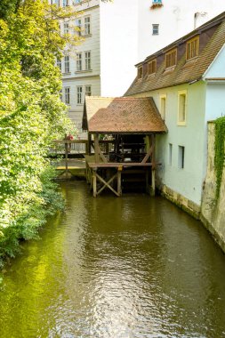PRAG, CZECH Cumhuriyet - Temmuz 2018: Prag 'ın eski kentinde dar bir kanalda su çarkı.