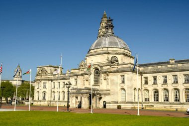 Cardiff, Galler - Mayıs 2018: Cardiff 'in şehir merkezindeki belediye binasının panoramik manzarası. 1906 yılında inşa edilmiştir ve Edwardian Barok mimarisinin bir örneğidir..