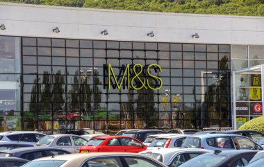 Leckwith, Cardiff, Wales - Temmuz 2018: Camların dış görünüşü, Galler 'in Cardiff kentindeki bir perakende parkında Marks ve Spencer şubesinin önündeydi.