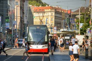 Prag, Çek Cumhuriyeti - Temmuz 2018: Prag şehir merkezi yakınlarındaki bir sokakta tramvaya binen insanlar