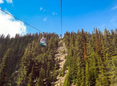 BANFF, AB, CANADA - Haziran 2018: Banff 'ın turistik ilgi odağı olan Sülfür Dağı' nda yükselen ve alçalan teleferik kablosu