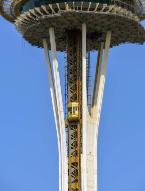 SEATTLE, WASHINGTON Eyaleti, ABD - Haziran 2018: Seattle 'daki Space Needle' ın tepesine inşaat işçilerini taşıyan küçük dış asansör.