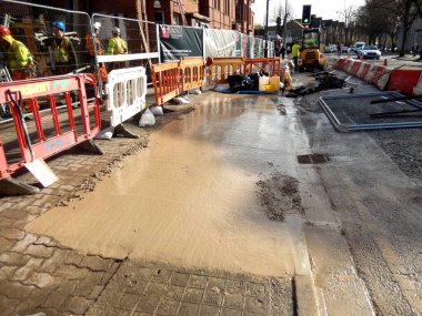 Cardiff, Wales - Şubat 2018: Çevresinde güvenlik engelleri bulunan bir sokakta yeni çıkarılmış bir konser
