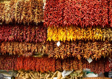 Biber çeşitleri ve biberler pazardaki tezgahta sergileniyor.